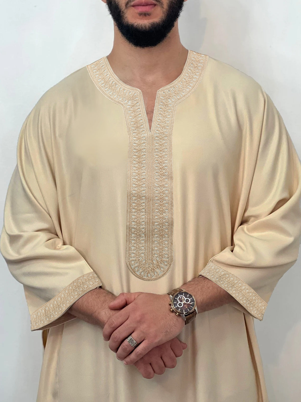 Thobe marocain homme beige, col en V, manches courtes, broderie dorée - Tenue traditionnelle pour l'Aïd