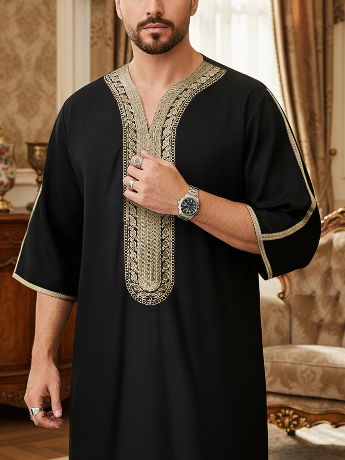 Thobe marocain noir à col en V avec broderie dorée pour homme - Manches courtes