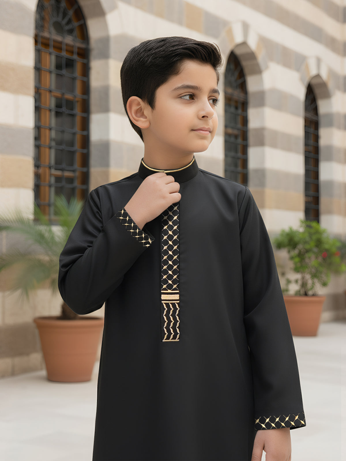 Boys' Embroidered Thobe – Classic Long-Sleeve Arabic Robe with Keffiyeh-Inspired Trim