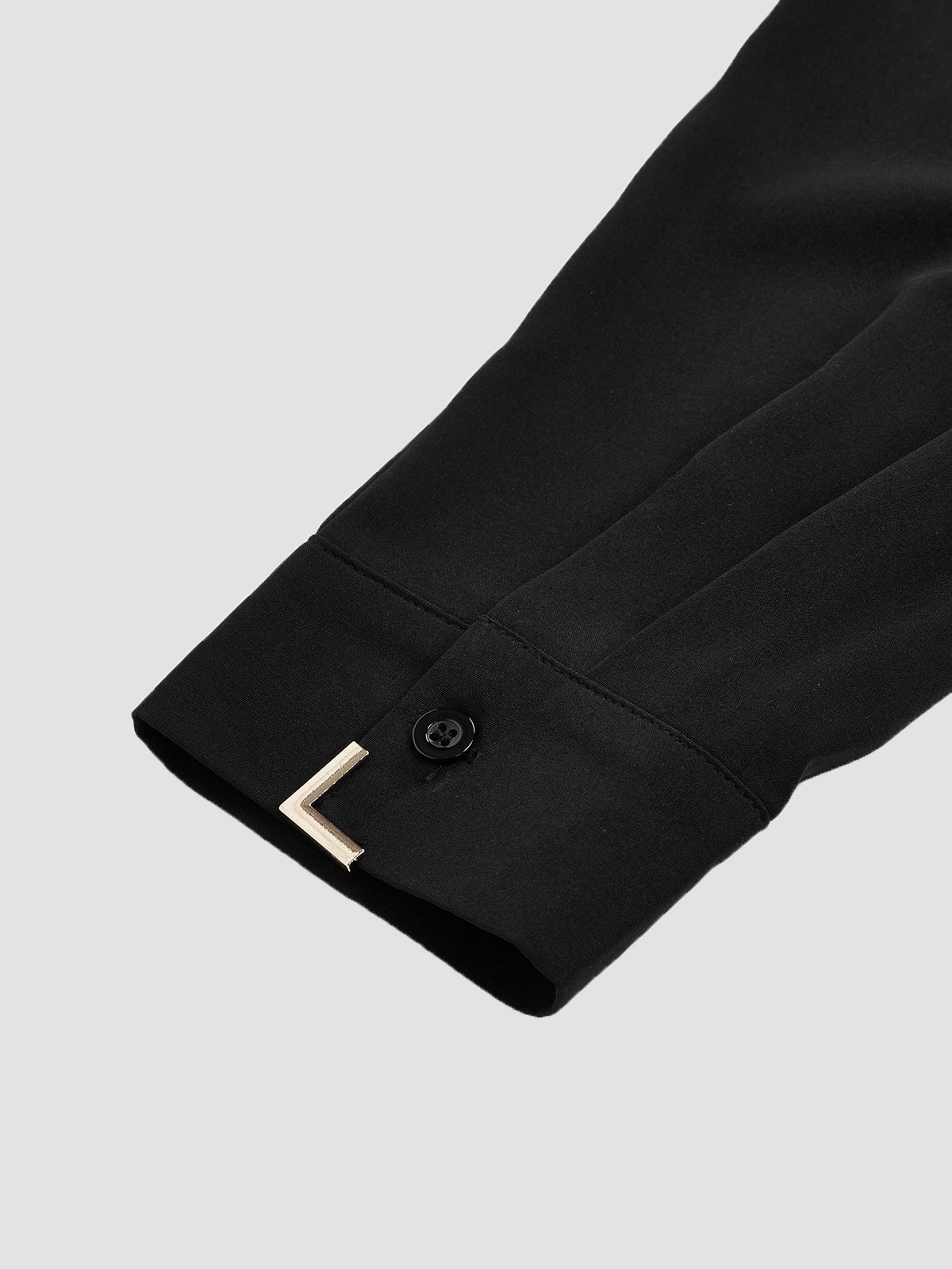 Thobe noir moderne pour homme à col montant – Finitions métalliques, patte de boutonnage dissimulée et détails aux poignets en forme de L