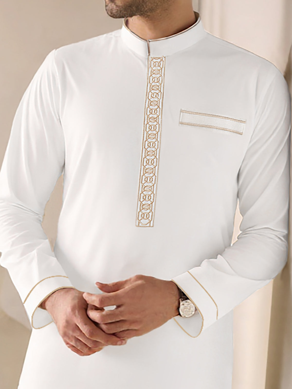 Qamis raffiné pour homme avec col montant, broderie géométrique et fausse poche décorative – Deux couleurs disponibles
