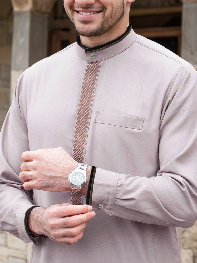 Qamis violet clair à col montant avec broderie géométrique marron et passepoil contrastant noir - Coupe décontractée