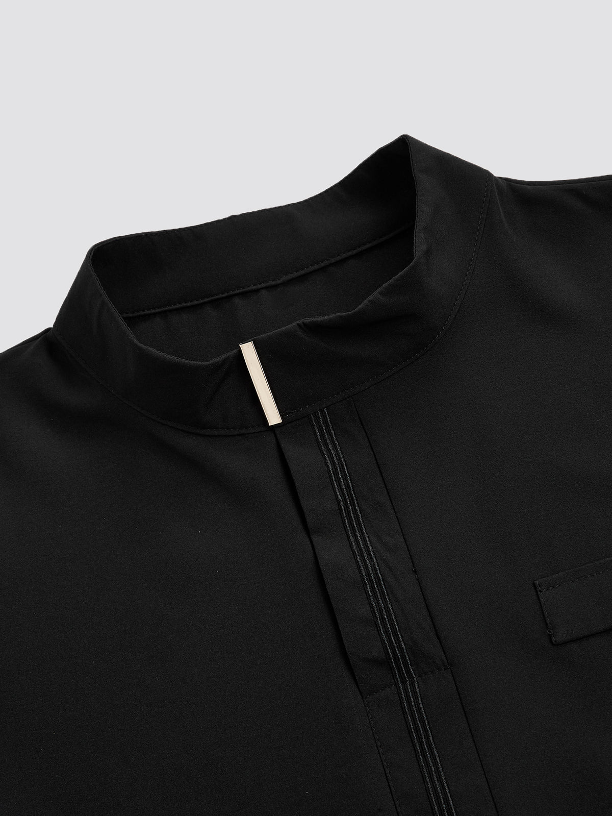 Thobe noir moderne pour homme à col montant – Finitions métalliques, patte de boutonnage dissimulée et détails aux poignets en forme de L
