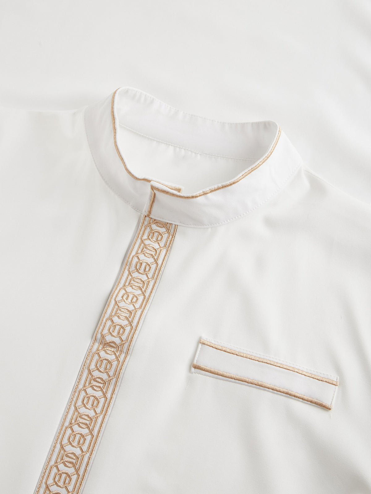 Qamis raffiné pour homme avec col montant, broderie géométrique et fausse poche décorative – Deux couleurs disponibles