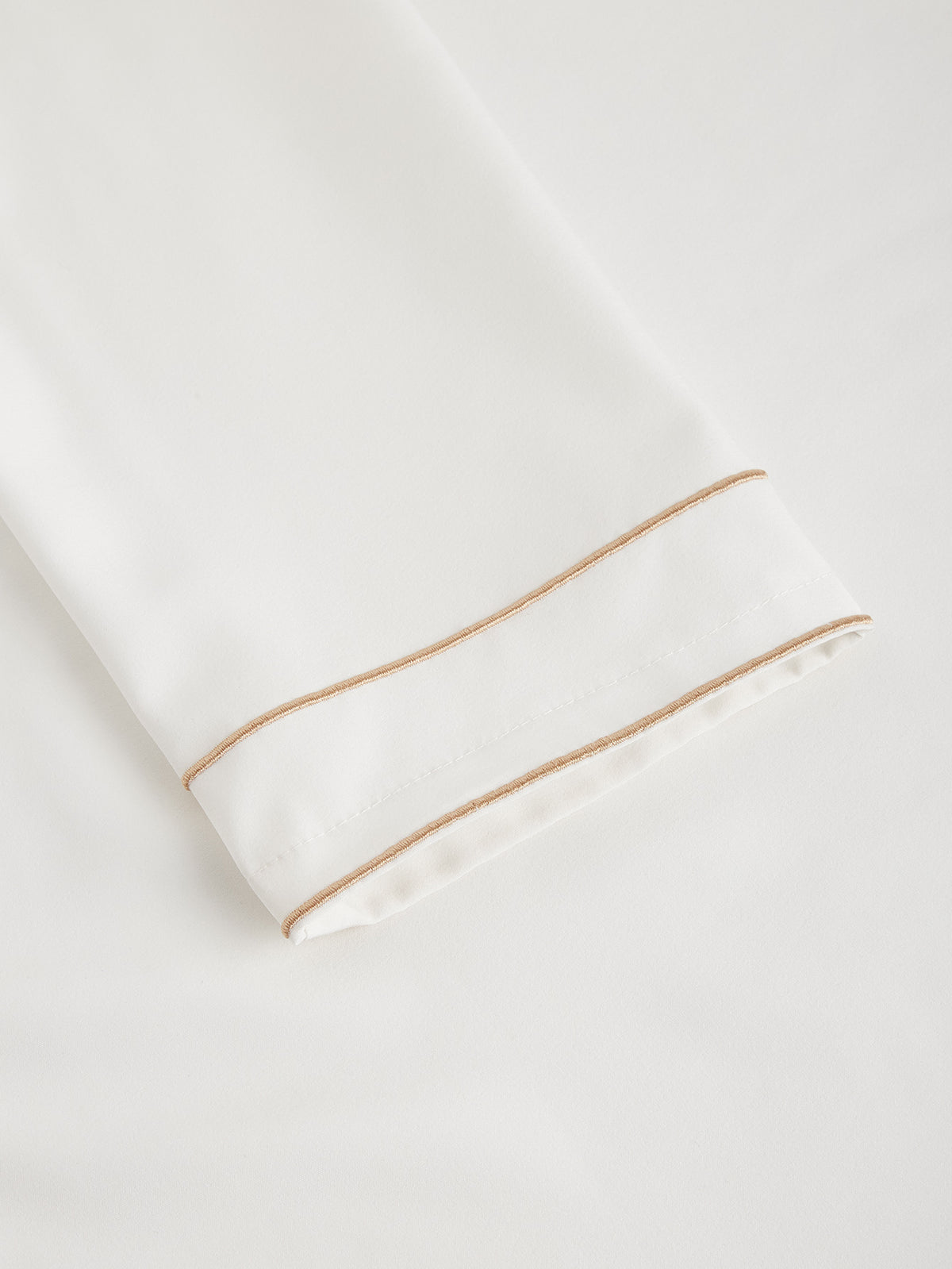 Qamis raffiné pour homme avec col montant, broderie géométrique et fausse poche décorative – Deux couleurs disponibles