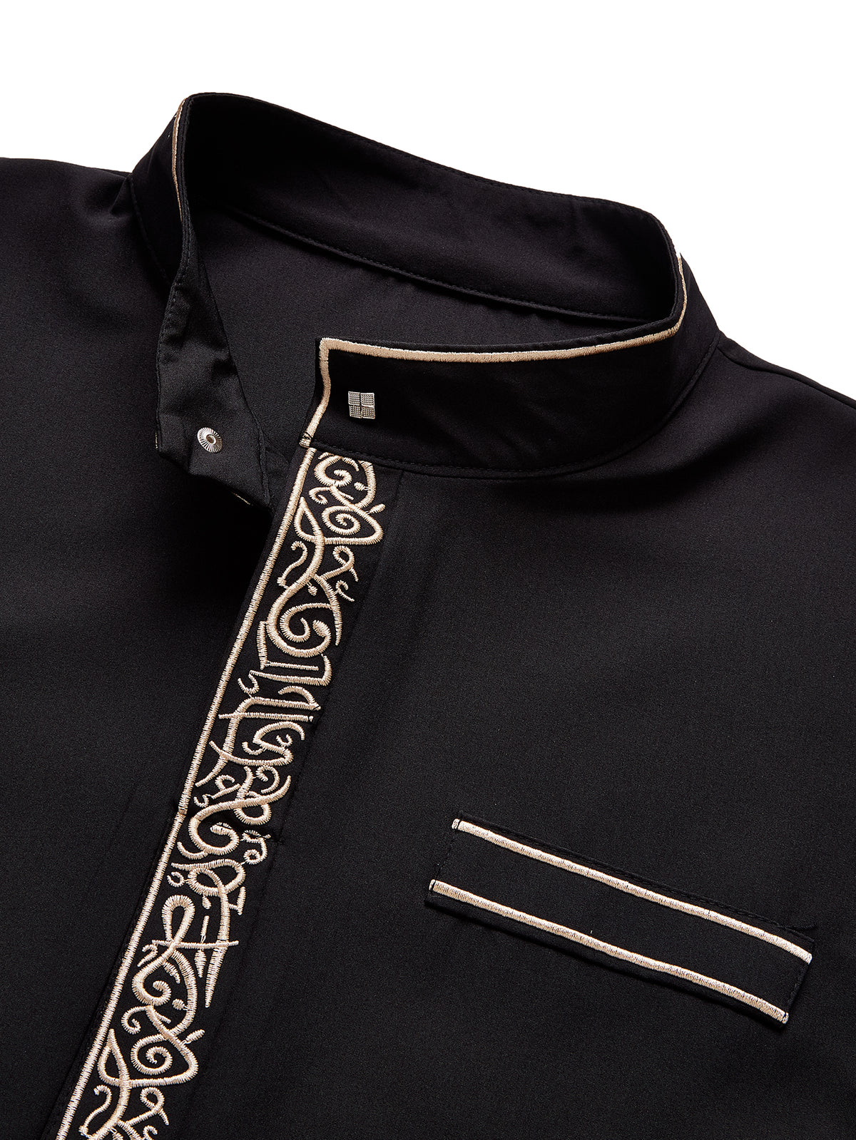 Thobe élégant et moderne pour hommes, avec col droit, patte de boutonnage brodée de motifs géométriques et fausse poche passepoilée, deux coloris disponibles.