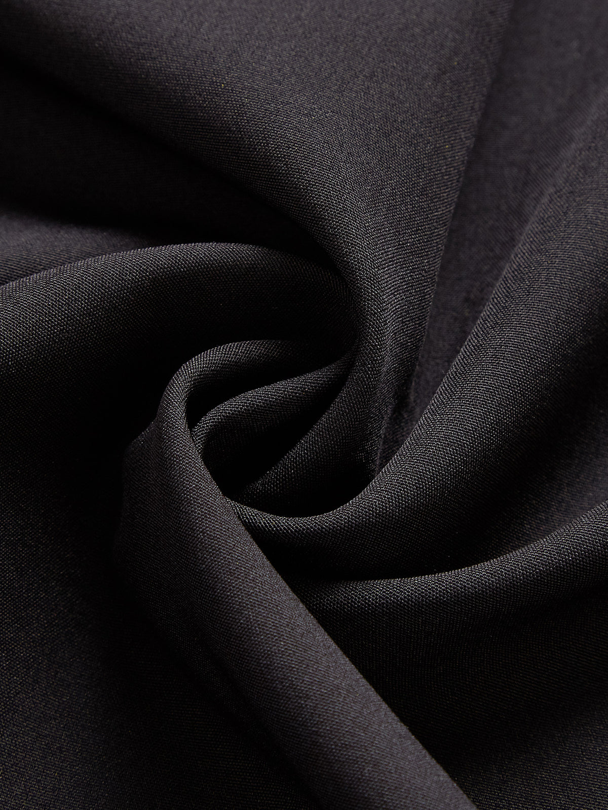 Thobe élégant et moderne pour hommes, avec col droit, patte de boutonnage brodée de motifs géométriques et fausse poche passepoilée, deux coloris disponibles.