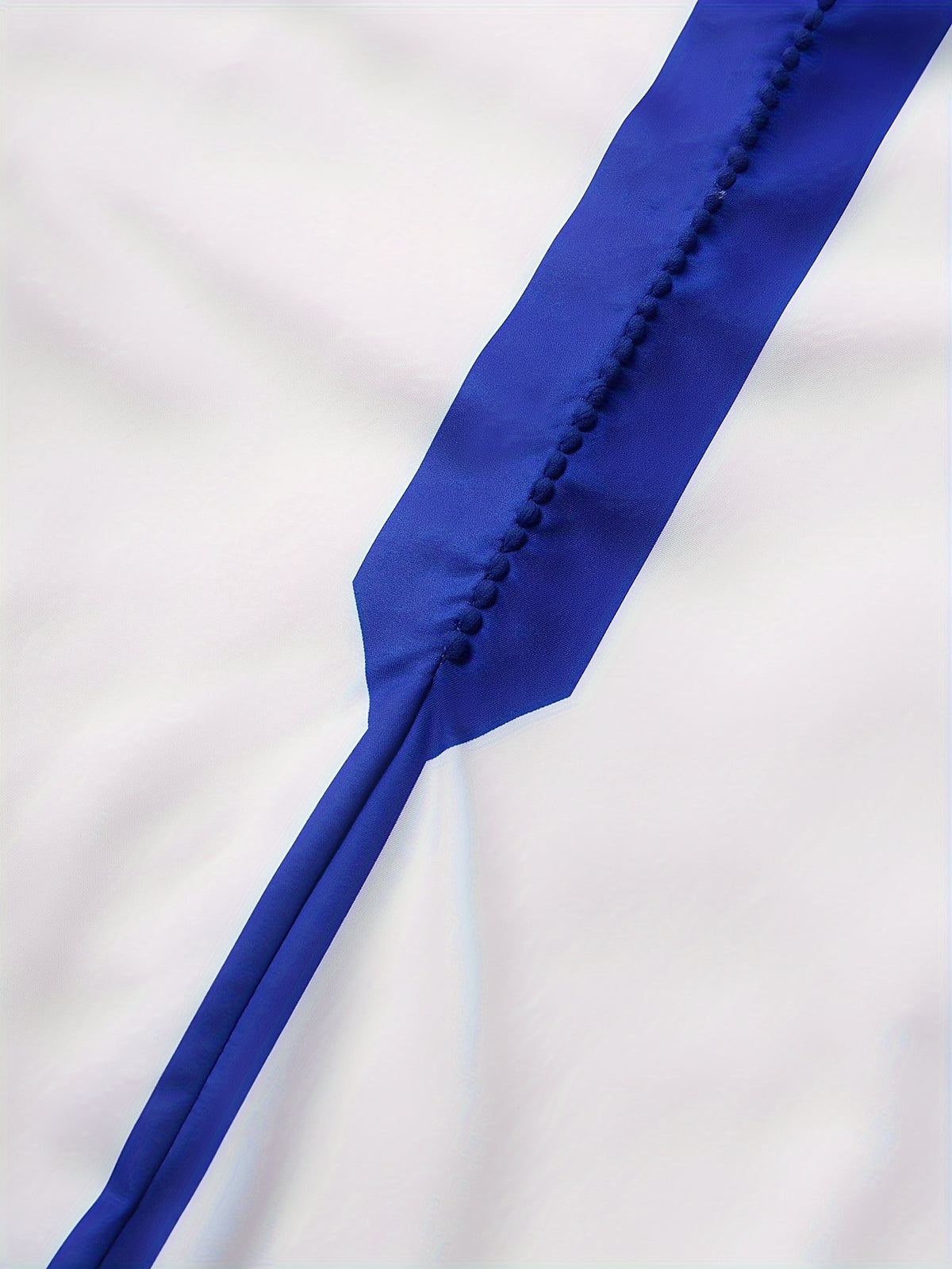 Thobe musulman homme à col en V et manches longues, imprimé bleu et blanc – Design moderne et décontracté