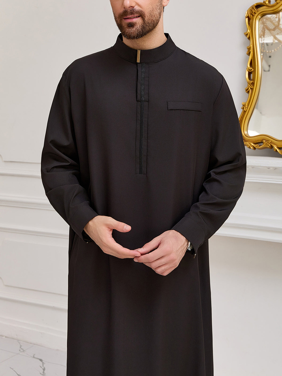 Thobe noir moderne pour homme à col montant – Finitions métalliques, patte de boutonnage dissimulée et détails aux poignets en forme de L