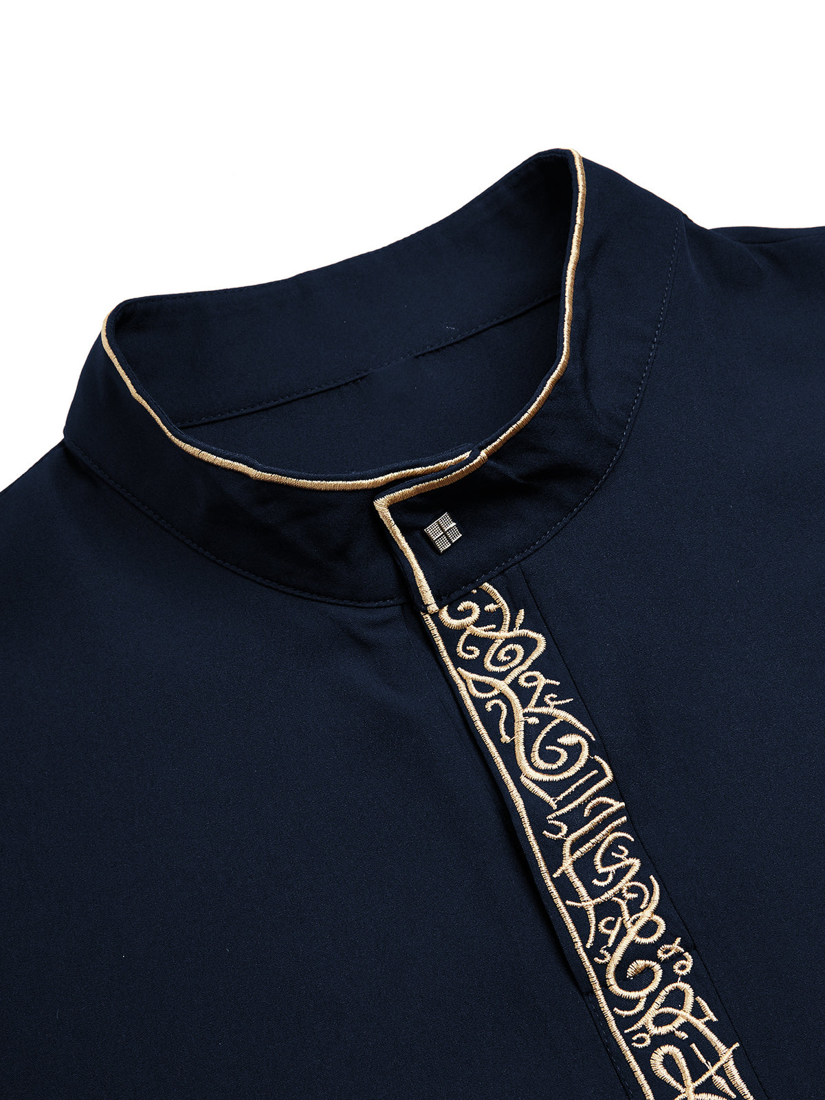 Thobe élégant et moderne pour hommes, avec col droit, patte de boutonnage brodée de motifs géométriques et fausse poche passepoilée, deux coloris disponibles.