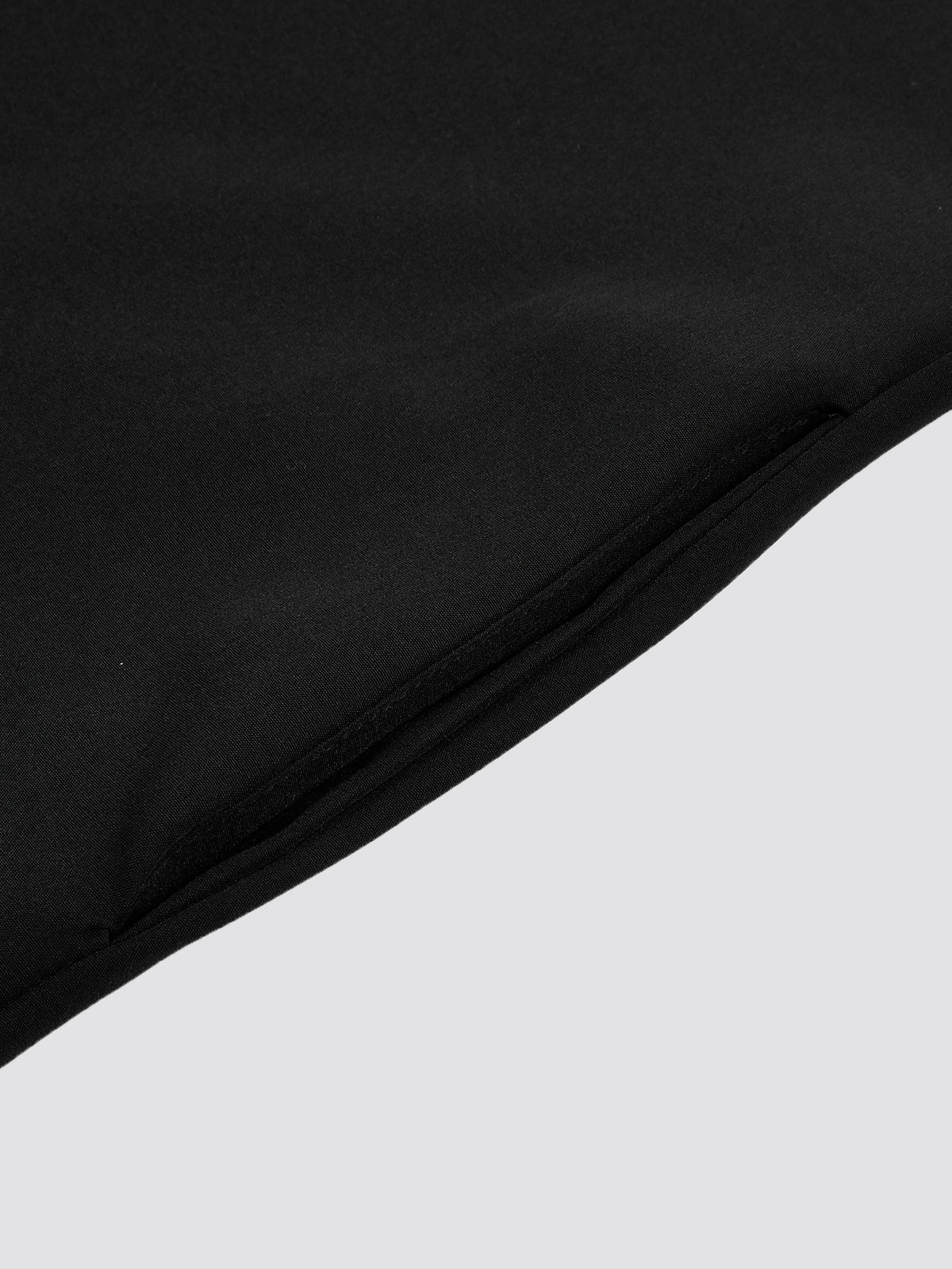 Thobe noir moderne pour homme à col montant – Finitions métalliques, patte de boutonnage dissimulée et détails aux poignets en forme de L