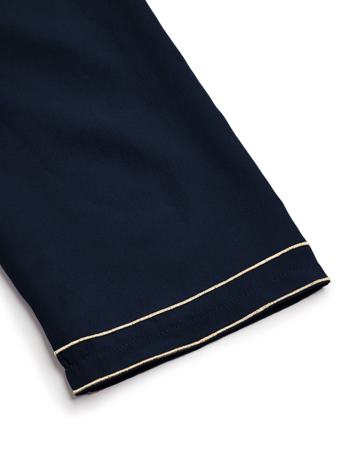 Thobe élégant et moderne pour hommes, avec col droit, patte de boutonnage brodée de motifs géométriques et fausse poche passepoilée, deux coloris disponibles.