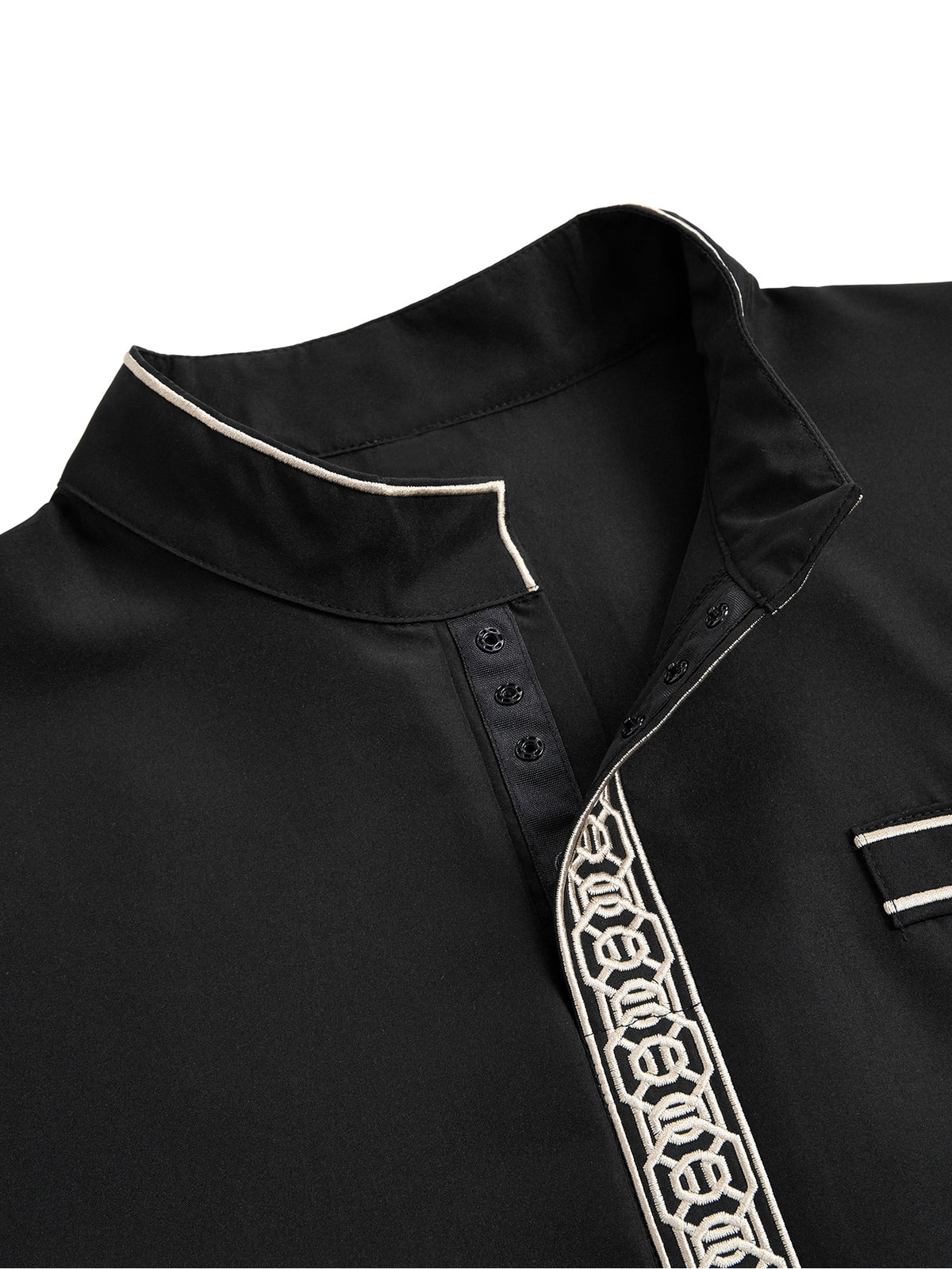 Qamis raffiné pour homme avec col montant, broderie géométrique et fausse poche décorative – Deux couleurs disponibles