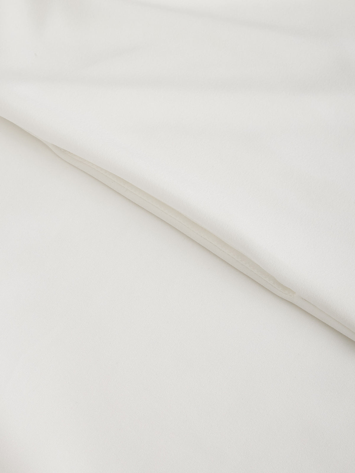 Qamis raffiné pour homme avec col montant, broderie géométrique et fausse poche décorative – Deux couleurs disponibles