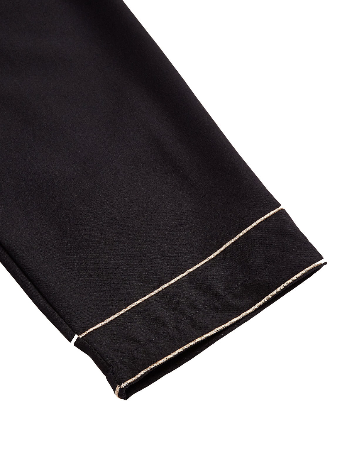 Thobe élégant et moderne pour hommes, avec col droit, patte de boutonnage brodée de motifs géométriques et fausse poche passepoilée, deux coloris disponibles.